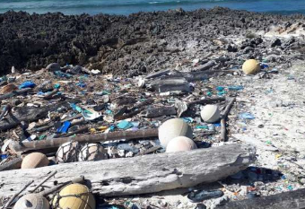 新的模型研究表明塞舌尔海滩上的大部分塑料碎片来自遥远的来源