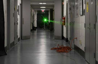 马里兰大学走廊近50米激光实验创纪录