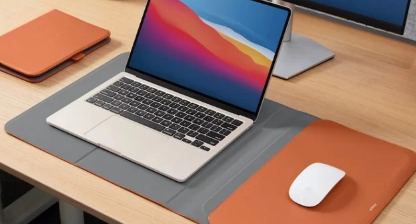 独特的笔记本电脑套可以变成桌垫和鼠标垫