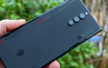 NubiaRedMagic8Pro的设计已经明确表明它是一款游戏智能手机