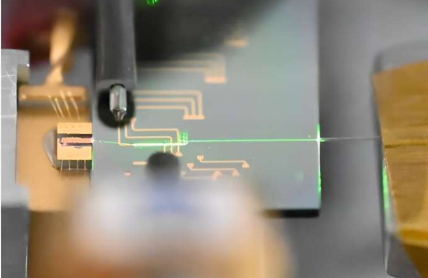 光子学团队开发出适合指尖的高性能超快激光器