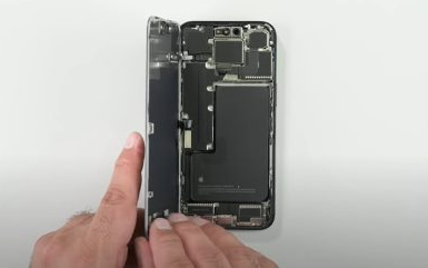据传iPhone16将采用石墨烯散热系统来解决过热问题
