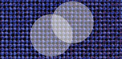 研究人员展示激发电子可以拉直钙钛矿纳米晶体的倾斜晶格