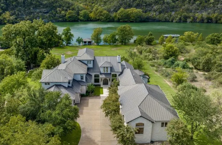 奥斯汀湖畔的现代化庄园将自然与生活方式融为一体
