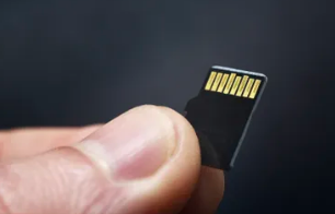 三星全新高速microSD卡专为设备上的人工智能和坚固性而打造