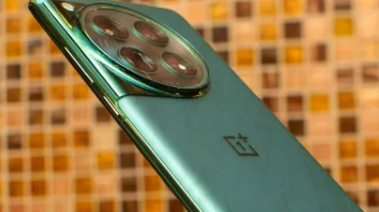 OnePlus13智能手机可能会配备重新设计的曲面显示屏